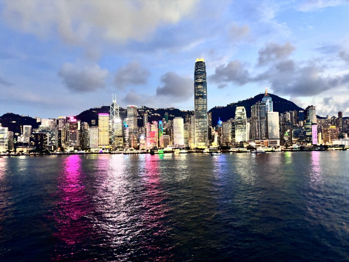 香港，历史、经济与社会发展的多维透视